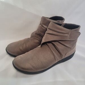 Clarks CloudSteppers Sillian Sway Ankle Boots Taupe/Pewter Size 8W